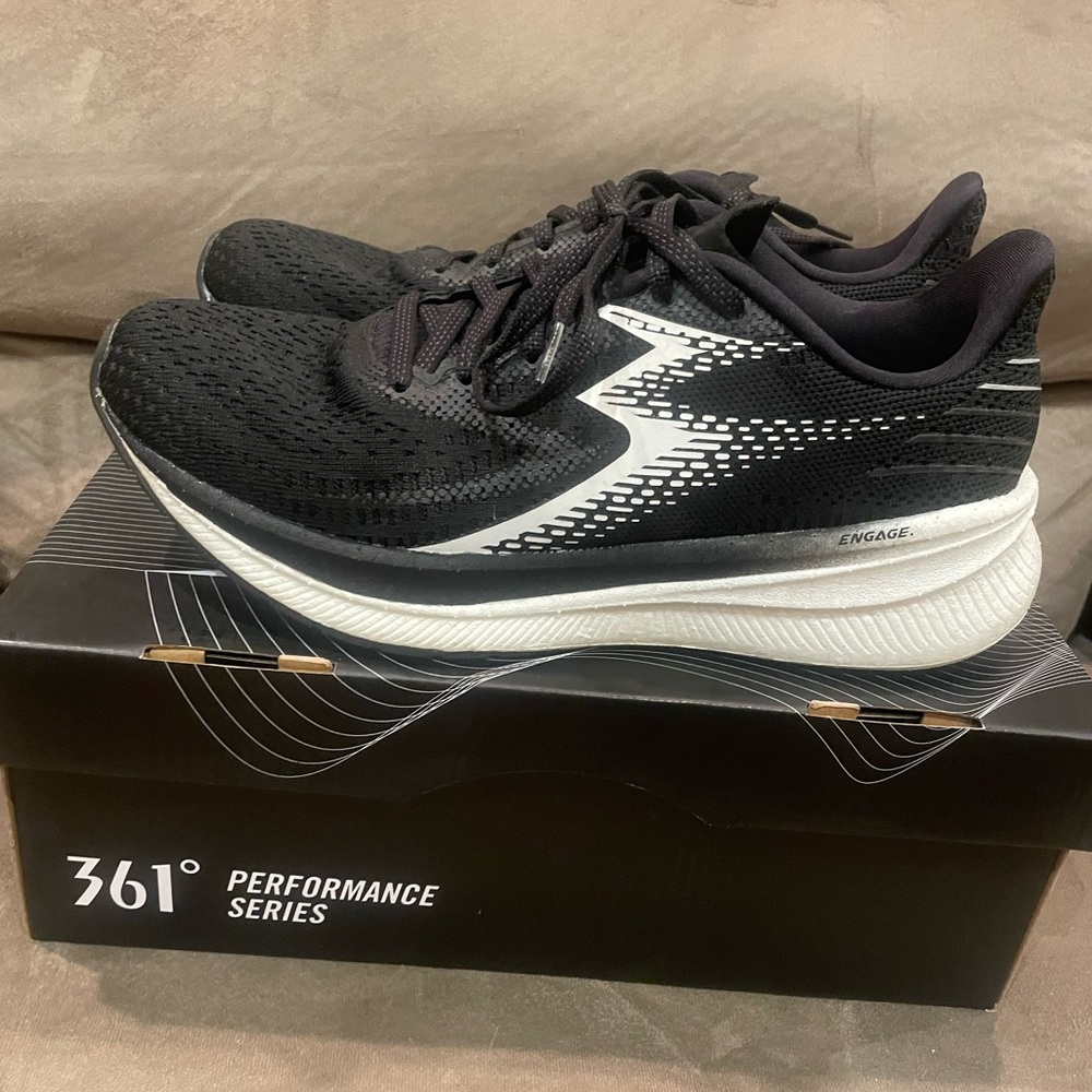 361 Centauri tennis shoes EUC